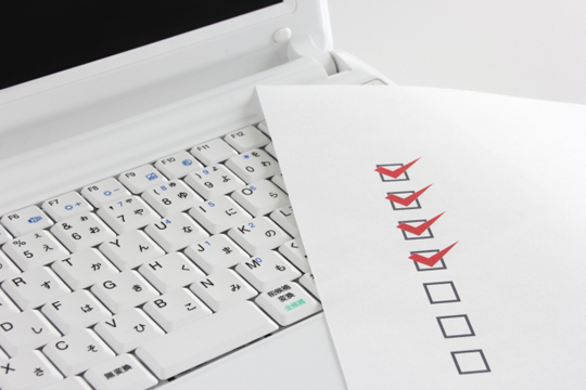 パソコンとチェックリスト